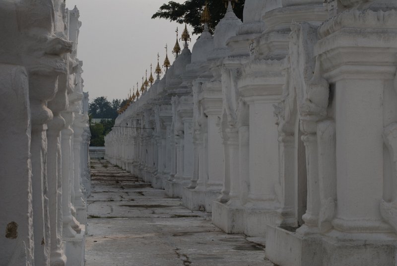 _DSC5693.jpg - mandalay, kuthodaw paya, "grösstes buch der welt", die 729 stupas enthalten je eine marmor platte auf denen 15 bände der tripitaka geschrieben sind